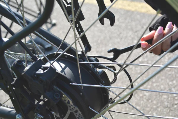 Kadın parkta yaz d Elektrikli bisiklet tamir — Stok fotoğraf