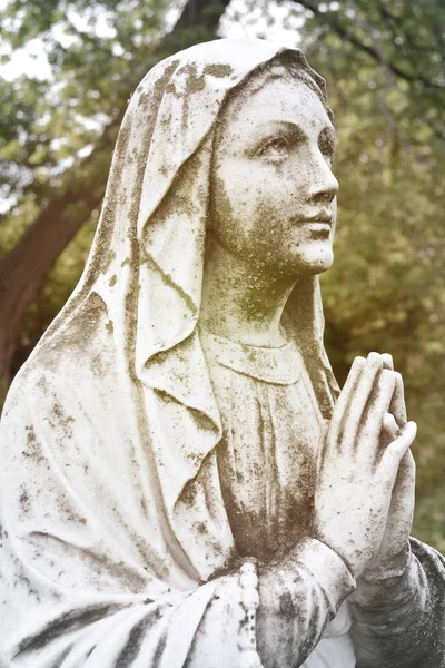 Vintage standbeeld van een lijden Maagd Maria bidden. Lady van verdriet. — Stockfoto