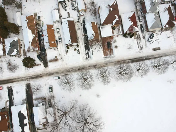 Drohnenaufnahmen von Straßen und Häusern in winterlicher Landschaft. Winter — Stockfoto