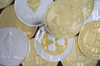 Cryptocurrencies altın Bitcoin ve diğer cr ile büyük yığını