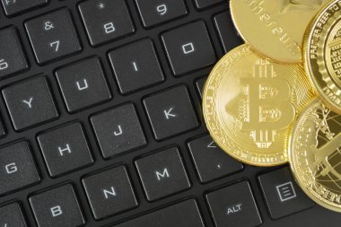 Klavye üzerinde altın bitcoin. Kripto para birimi akıllı sözleşme techn
