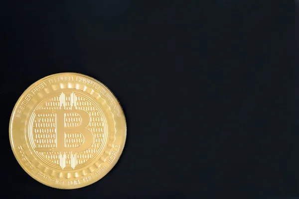 Bitcoin mince izolované na černém pozadí s kopií prostoru pro te — Stock fotografie
