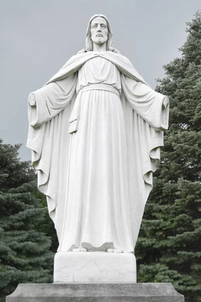 Jézus Krisztus király-szobor fehér kő. Az Isten fia az ope — Stock Fotó