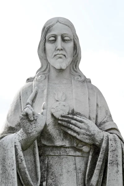 Bovenste helft marmeren standbeeld van het heilig hart van Jezus. Jezus Christus — Stockfoto