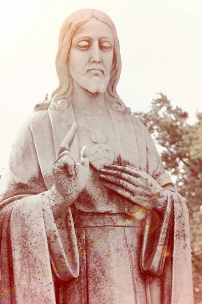 Statuur beeltenis van heilig hart van Jezus. Stone sculpture van dev — Stockfoto