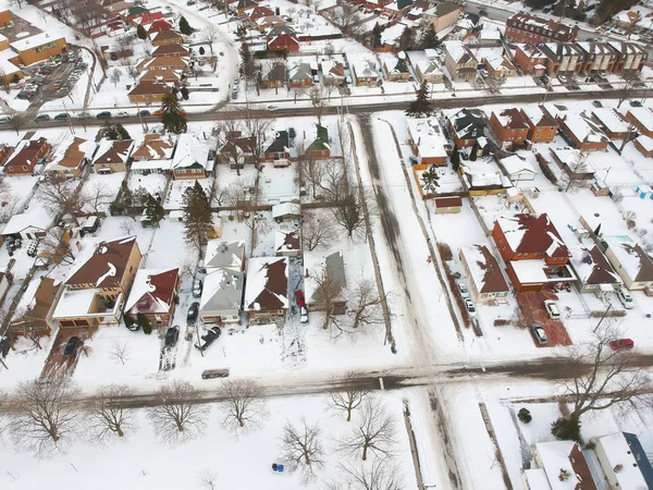 Schneeblick von oben mit urbaner Stadt, Luftaufnahmen über — Stockfoto