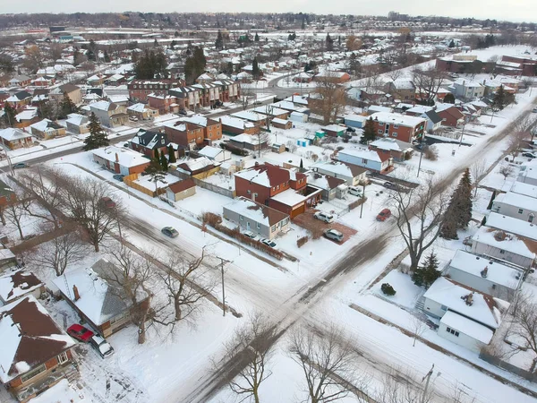 Aerial drönarvy av vägar och hus vinterlandskap. Vinter c — Stockfoto