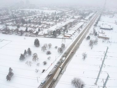 Kar fırtınası, kış hava uyarı gün. City road hava görünümünü al