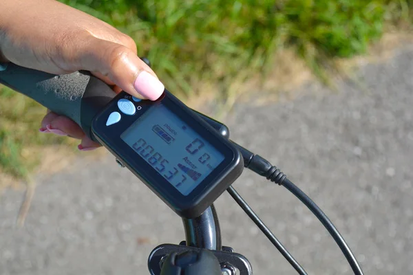 Encender bicicleta eléctrica, E-bike o bicicleta. Pulsando un botón o — Foto de Stock