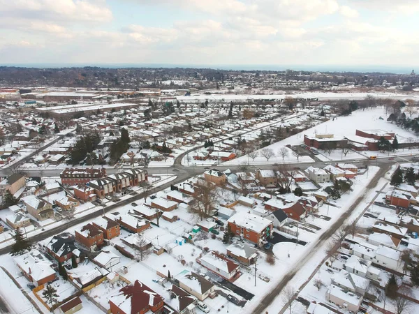 Flygfoto över staden. Hundratals hus fågel öga ovanifrån su — Stockfoto