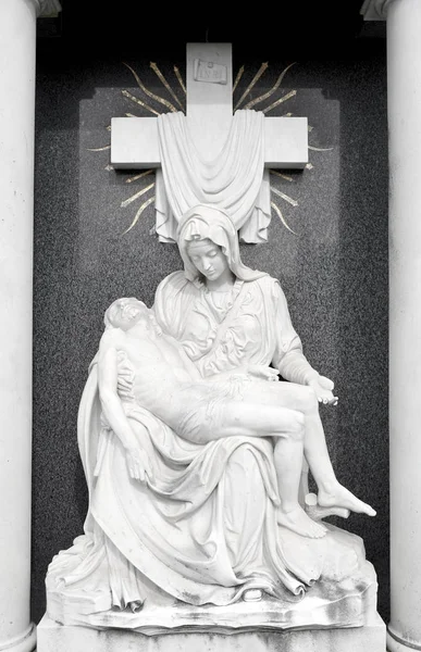 Estatua religiosa que representa la piedad de Miguel Ángel. Piedra st — Foto de Stock
