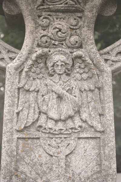 Melek açık yıpranmış heykeli üzerinde çapraz. Koruyucu melek. — Stok fotoğraf