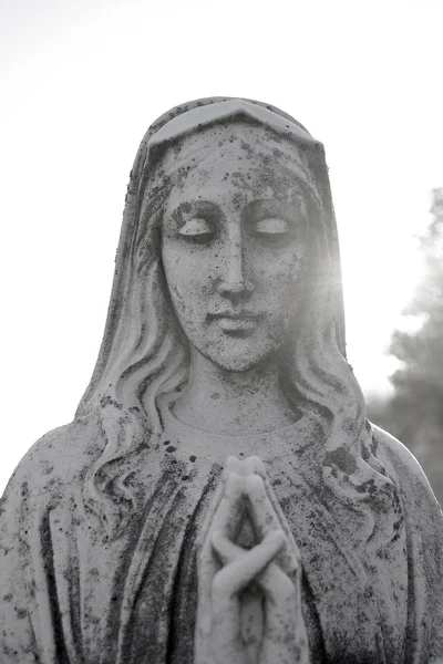 Jungfru Maria. Be heliga moder Mary. Antika katolsk staty r — Stockfoto