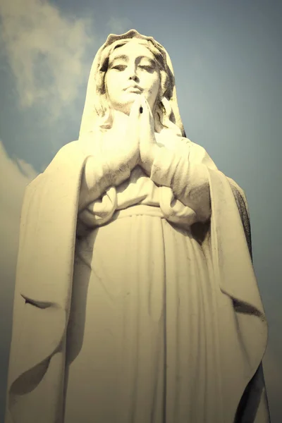 Vintage staty av en lidande Jungfru Maria be. Lady av sorg. — Stockfoto