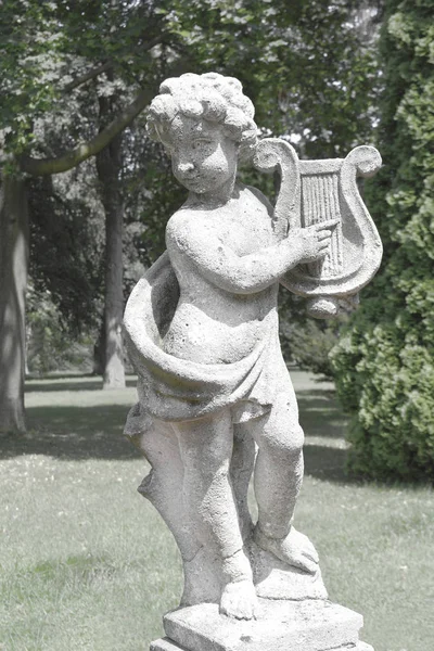 Aranyos kis Ámor vagy fiú játszik hárfa, mint egy szimbólum, l alak — Stock Fotó