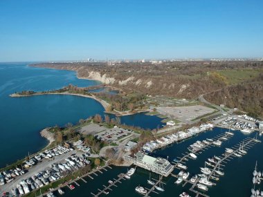 Güzel tekneler. Sabahları tekneler havadan görünümü Ontario göl ba