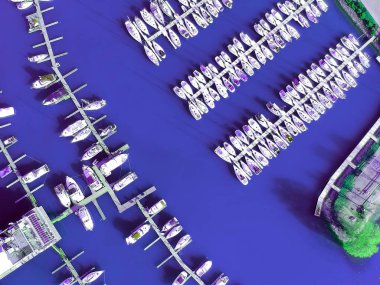 Yelken yatlar ve ahşap iskeleler yakın tekneler havadan görünümü. En iyi v