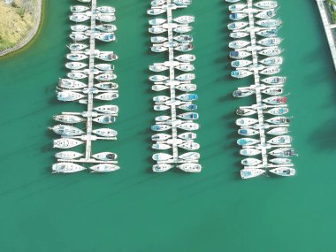 Güzel tekneler. Sabahları tekneler havadan görünümü Ontario göl ba