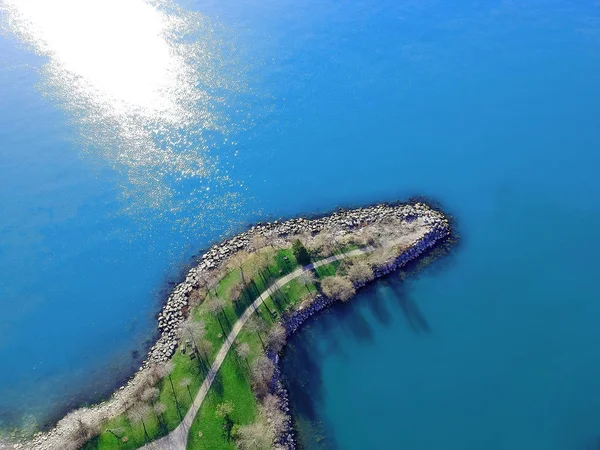 Вид с высоты птичьего полета на прибрежный парк Канадского острова, зеленый  - — стоковое фото