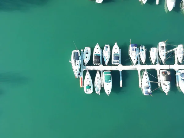Bovenaanzicht of luchtfoto van mooie kalme heldere water en boten — Stockfoto