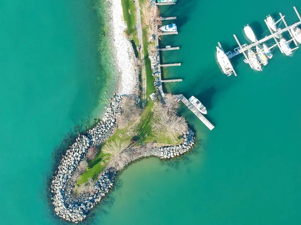 Luchtfoto van zeiljachten en boten in de buurt van houten pieren. Top v — Stockfoto