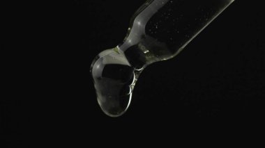 Biyolojik ve etiksel dozda damlacık pipeti süper makro yakın çekim