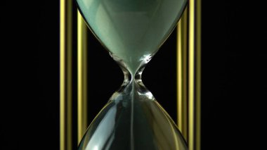 Kum saati konsepti. Eski model altın çerçeve yeşil