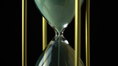 Kum saati konsepti. Eski model altın çerçeve yeşil