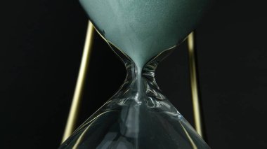 Kum saati konsepti. Eski model altın çerçeve yeşil