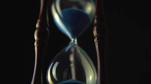 Reloj de arena concepto de tiempo. Antiguo marco de madera vintage arena azul c — Foto de Stock