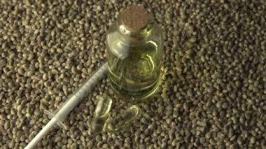 Cbd yağı, ağız şırıngası, anksiyete hapları ve ağaç halkası masasındaki cam kavanozun yanında dalgalanma çizgisi desenli stres giderici haplar. Acı tedavisinde ve iyileşmede devrim.