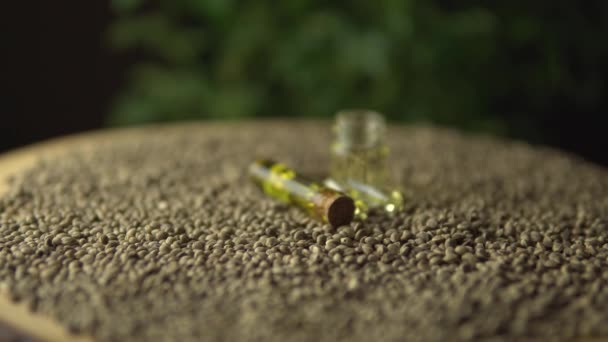Scivolamento e focus shift a marijuana medica alternativa naturale Olio di CBD in vasi di vetro su un sacco di semi di canapa Rivoluzione nel trattamento del dolore e ansia curativa, fibromialgia, stress, epilessia . — Video Stock