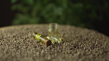 Doğal alternatif tıbbi marihuanada kayma ve odaklanma. Cam kavanozlarda kenevir tohumu yağı. Ağrı tedavisi ve iyileşme endişesi devrimi..