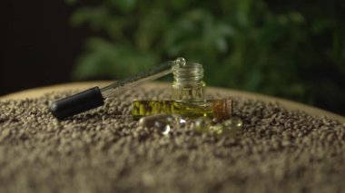 Kenevir cbd yağ şişelerinden, kenevir haplarından ve tohum dolu kapsüllerden yavaş tava. Odaklanma kayıyor. Yeni çağ sağlık eczanesi Tıbbi konsept ve refah.