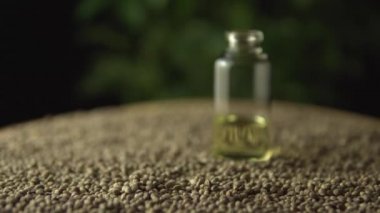 Doğal alternatif tıbbi marihuanada kayma ve odaklanma. Cam kavanozlarda kenevir tohumu yağı. Ağrı tedavisi ve iyileşme endişesi devrimi..