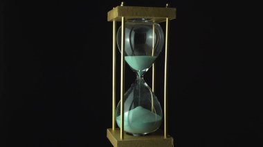 Kum saati konsepti. Eski model altın çerçeve yeşil