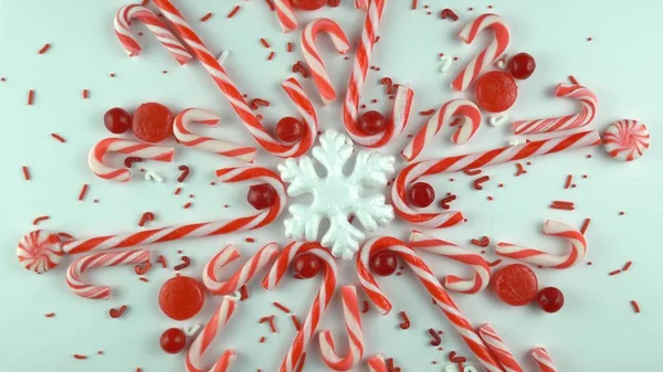 Nahaufnahme von Heiligabend Saison rote Farbe Stimmung Tabelle mit Süßigkeiten — Stockfoto