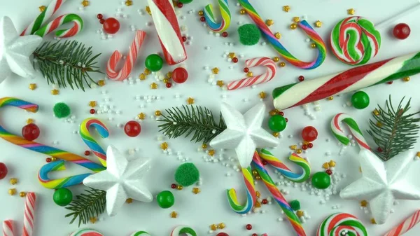 Navidad mesa de día de la temporada de cerca con varios bastones de caramelo y — Foto de Stock