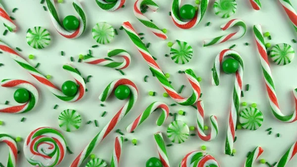 Vigilia di Natale Tavola delle vacanze con dolci decorazioni. Colore verde — Foto Stock