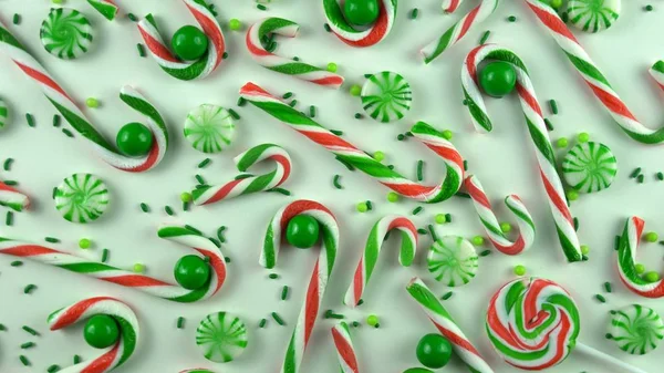 Egyszerű minimalista karácsonyi hangulat asztaldísz cukorkával — Stock Fotó