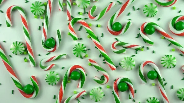 Mesa de Nochebuena con decoraciones dulces. Color verde — Foto de Stock