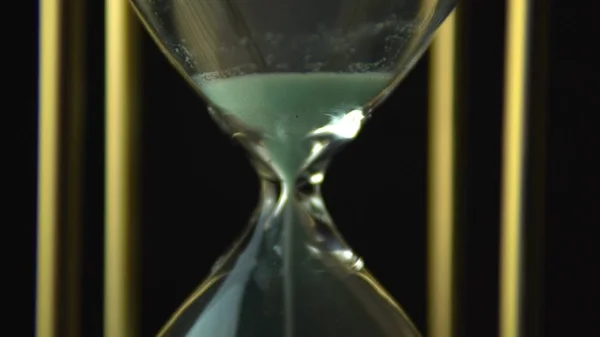 Horloge sablier concept de temps. Vieil or vintage cadre métallique vert — Photo