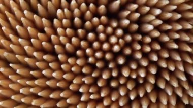 Soyut kürdan rotasyonuna aşırı yakın çekim. Kokteyl çubukları ya da kürdan makro odak noktası. Diş hijyeni ya da diş bakımı kavramı. Kariyer önleme. Diş Sağlığı Hizmetleri.