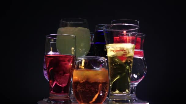 Barman nalévá na sklo alkohol. Mnoho tvarovaných sklenic s barevnými koktejly a nápoji. Klasický bar v nočním klubu. Nightclub live style. Nový rok nebo vánoční oslava. — Stock video