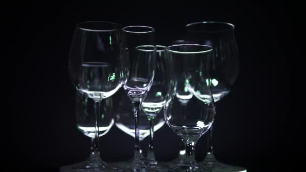 各种形状的香槟和酒精饮料酒杯在自助餐桌上，大堂或夜总会的概念。 柜台上的特写镜头 新年或圣诞准备概念. — 图库视频影像
