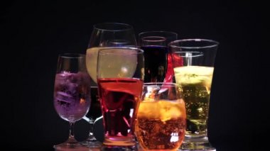 Bardakta içki var. Renkli kokteyl ve içeceklerle bir sürü şekillendirilmiş bardak. Gece kulübü konseptinde şık bir bar. Gece kulübü yaşam tarzı. Yeni yıl ya da Noel kutlaması.