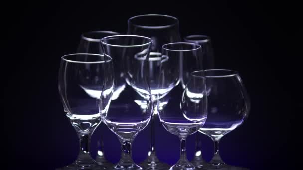 Balcão de boate com diferentes formas de copos vazios para um vinho, câmera lenta girando no bar. Conceito de humor de festa de Natal ou Ano Novo. Fechar . — Vídeo de Stock