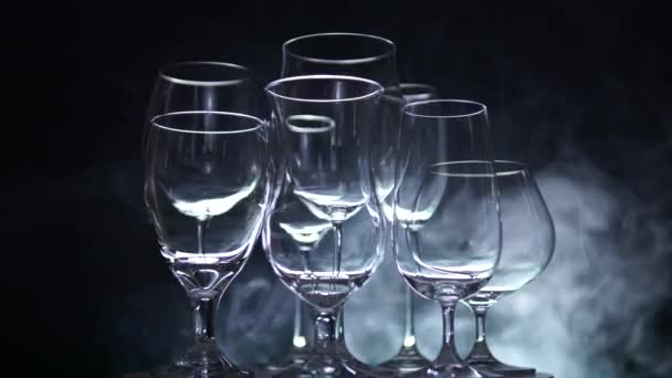 Různé tvary šampaňského a alkoholických nápojů sklenice na stole bufetu, sál restaurace nebo noční klub koncept. Detailní záběr na pult. Nový rok nebo vánoční příprava koncepce. — Stock video