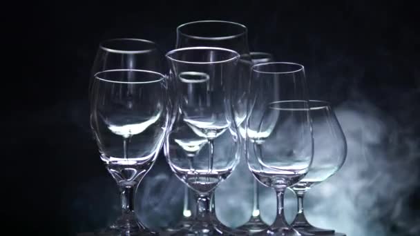 Différents verres de champagne et de boissons alcoolisées sur la table buffet, le hall du restaurant ou le concept de boîte de nuit. Gros plan sur le comptoir. Nouvel an ou concept de préparation de Noël . — Video