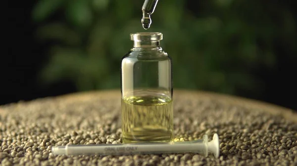 Pipetdruppel doseren licentie cannabis Cbd olie voor medische doeleinden — Stockfoto